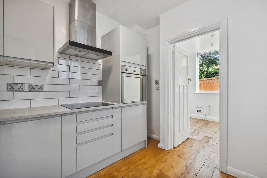 2 bed maisonette for sale in Tanfield Avenue, London NW2, £375,000