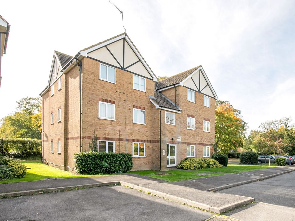 1 bed flat for sale in Bridgewater Court, Common Road, Langley, Slough SL3, £175,000