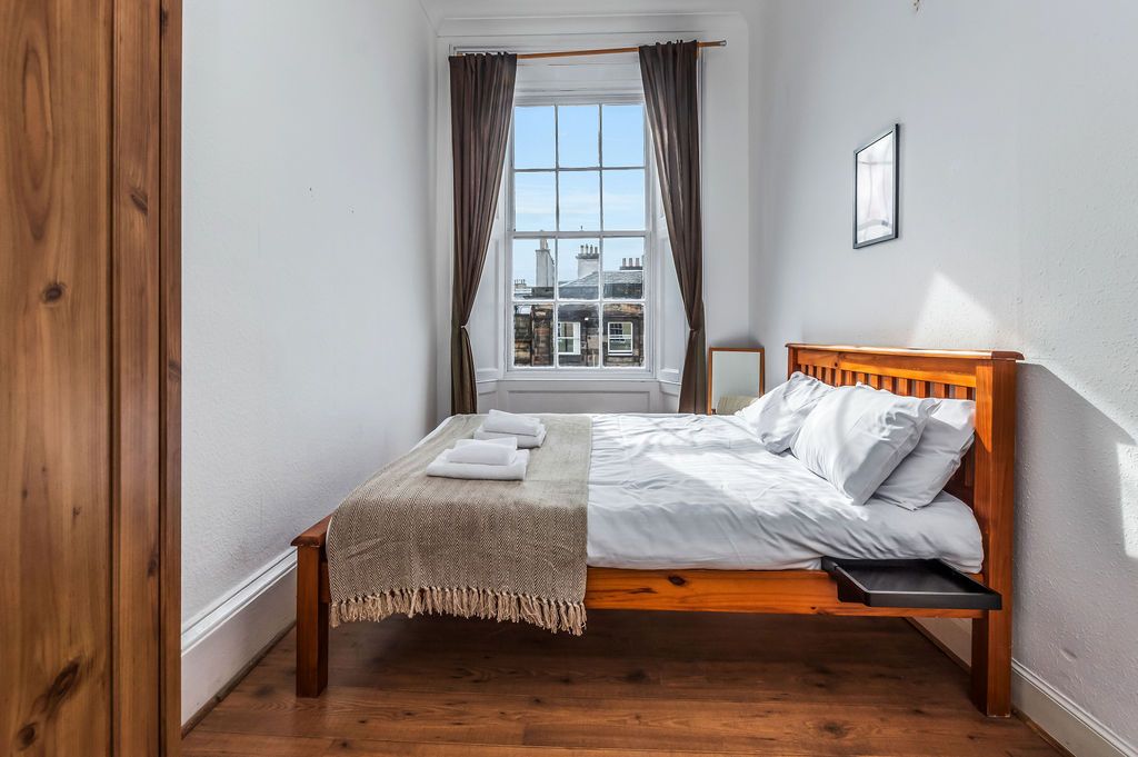 4 bed flat to rent in Torphichen Street, Edinburgh EH3, £4,750 pcm