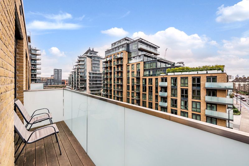 2 bed flat for sale in Juniper Drive, London SW18, £560,000