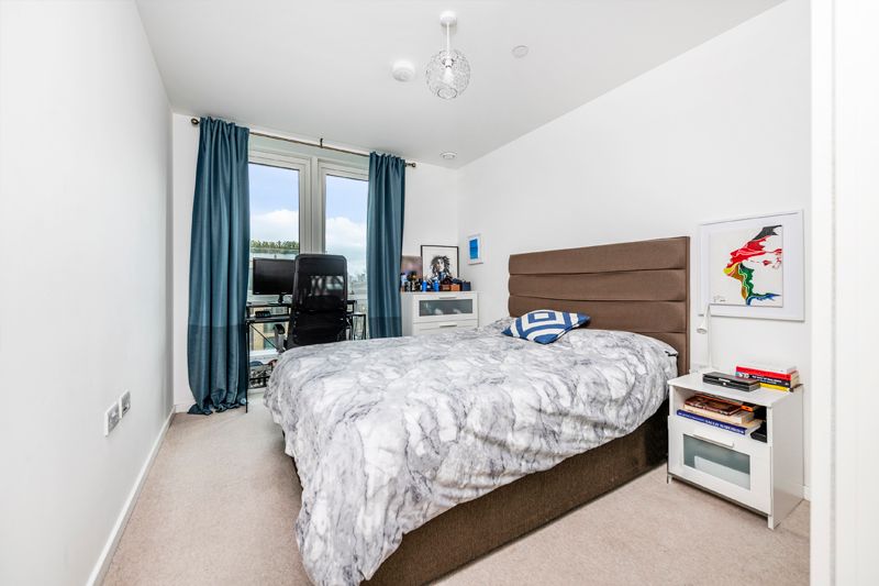 2 bed flat for sale in Juniper Drive, London SW18, £560,000