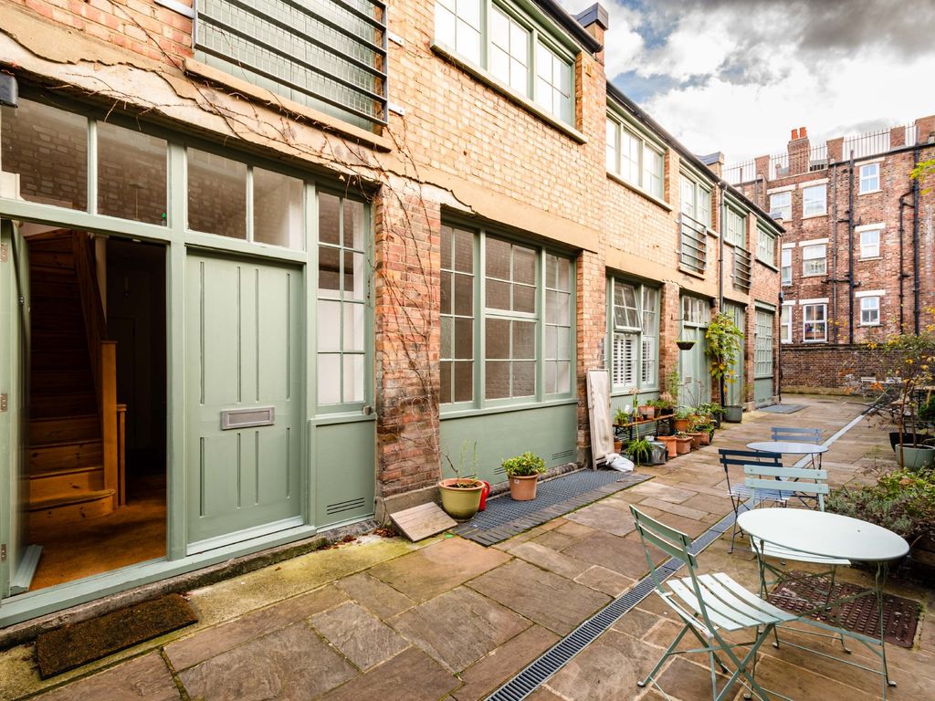 2 bed mews house for sale in Temple Yard, London E2, £895,000