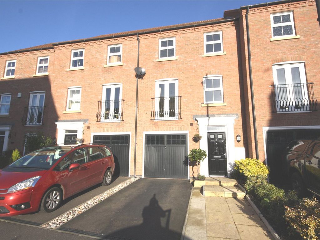 3 bed terraced house to rent in Pentland Drive, Greylees, Sleaford, Lincolnshire NG34, £1,050 pcm
