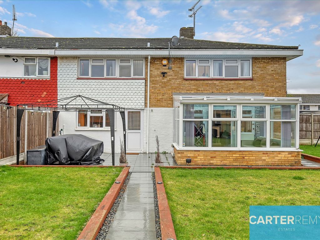 4 bed end terrace house for sale in Ballards Walk, Basildon SS15, £390,000