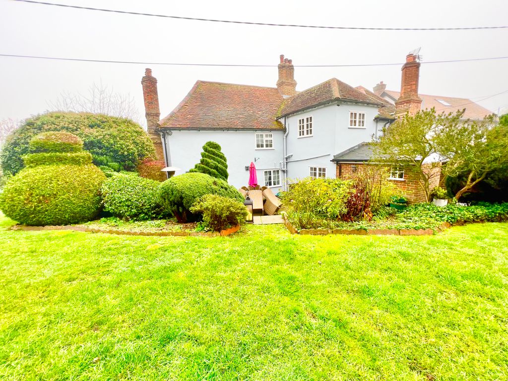 3 bed detached house to rent in Romford Road, Ongar CM5, £2,500 pcm