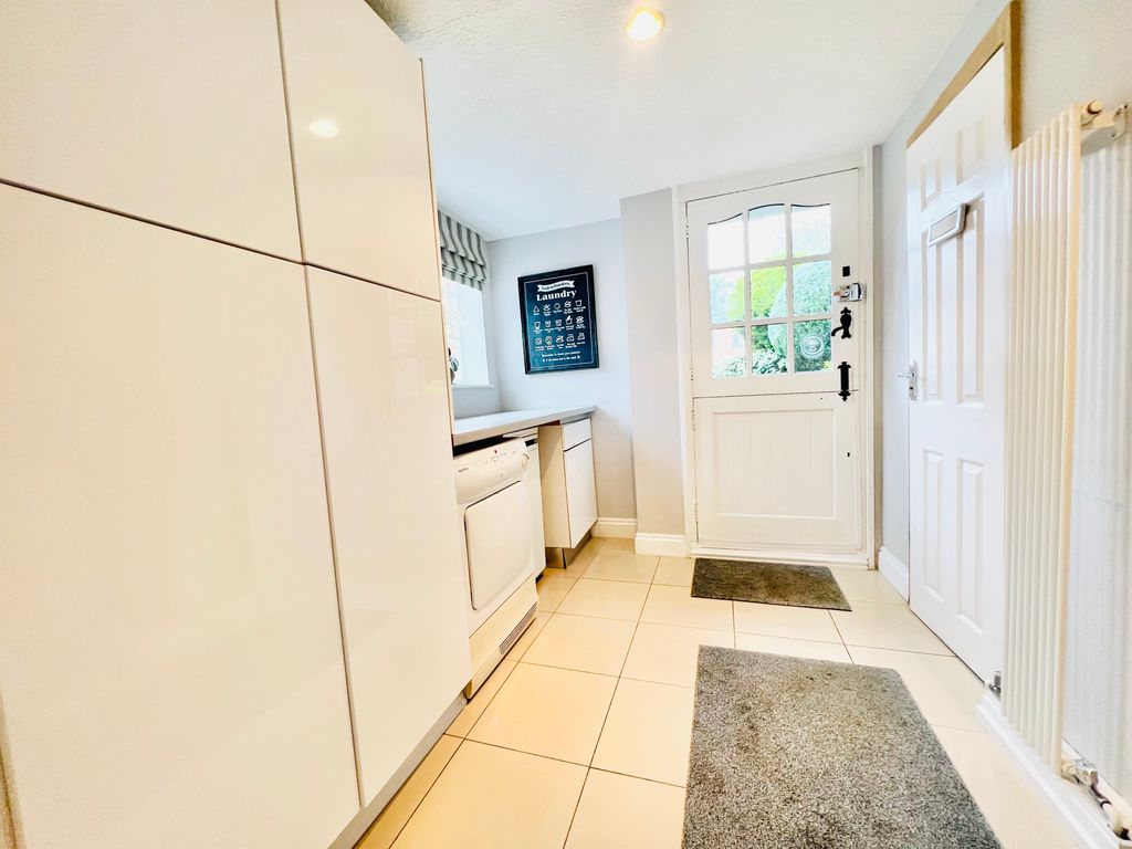 3 bed detached house to rent in Romford Road, Ongar CM5, £2,500 pcm