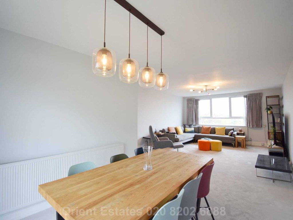 2 bed flat for sale in Station Road, London NW4, £475,000