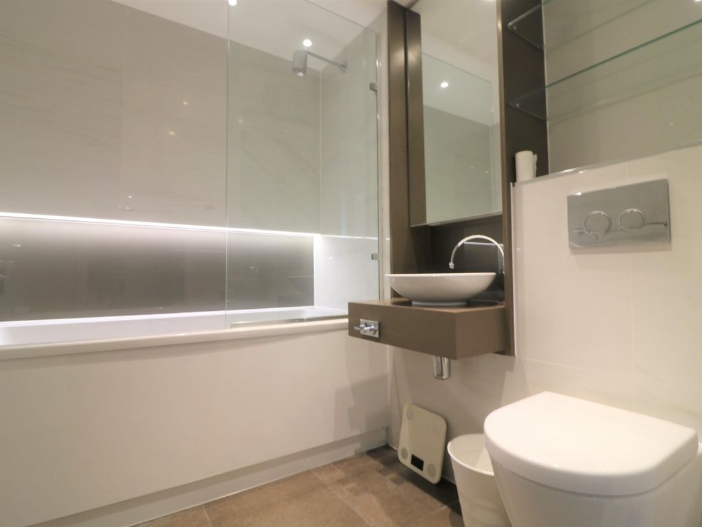 1 bed flat for sale in Chronicle Tower, City Road, London EC1V, £650,000