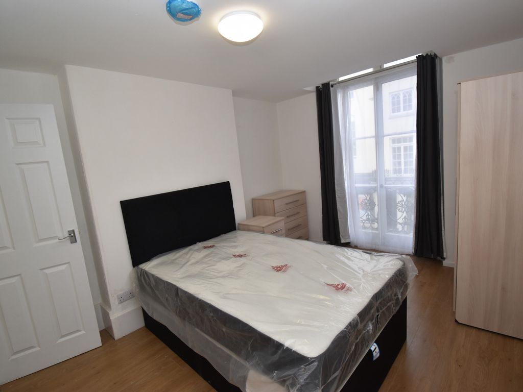 2 bed flat to rent in 31 Bath Street, Leamington Spa, Warwickshire CV31, £1,600 pcm