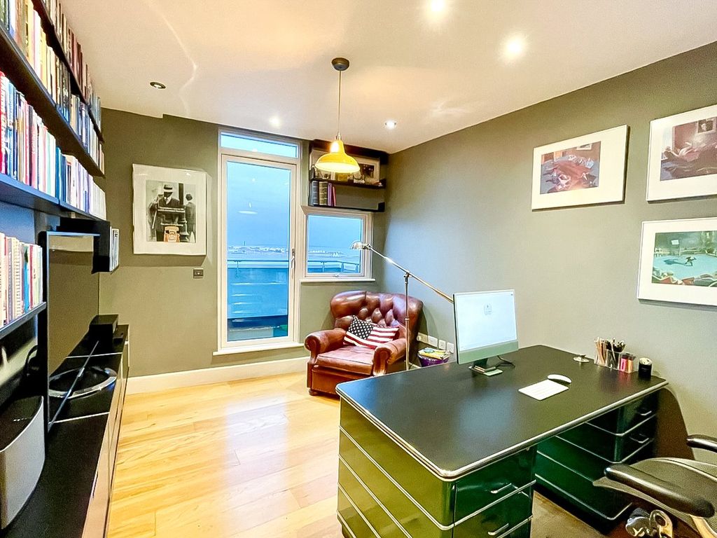 3 bed flat for sale in Watermark, Ferry Road, Cardiff CF11, £850,000