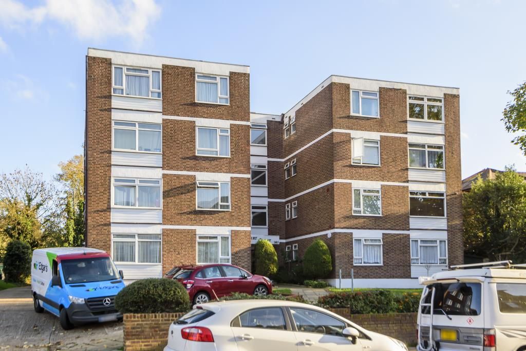 2 bed flat for sale in Nether Street, Finchley N3, £350,000