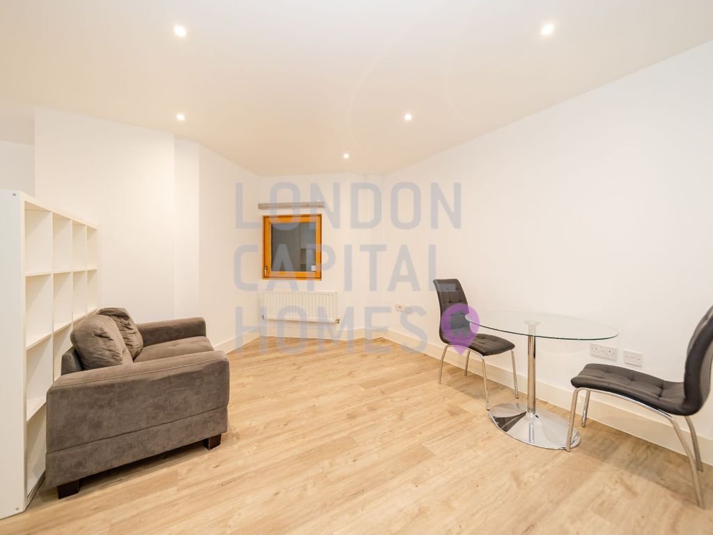 Studio to rent in Rm/Flat Salcombe Court, London E14, £1,500 pcm