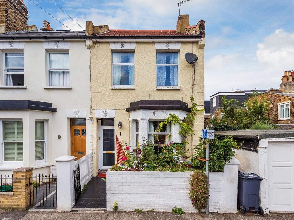 3 bed end terrace house for sale in Granville Road, London SW19, £800,000