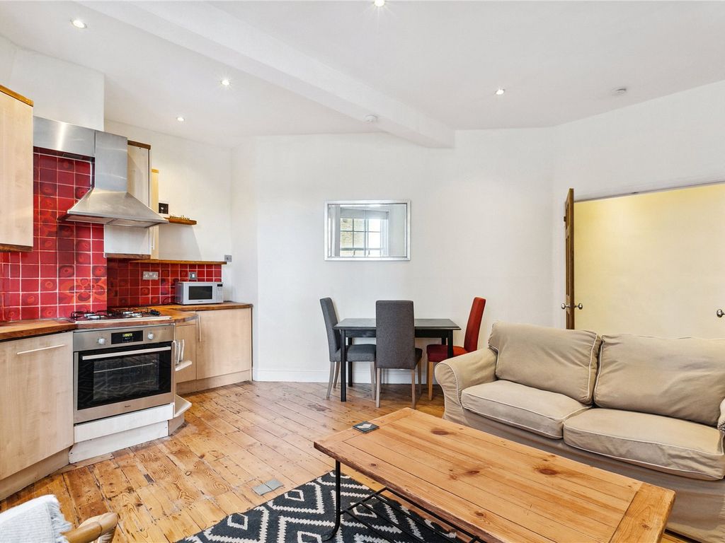 1 bed flat for sale in Fulham Road, London SW10, £375,000