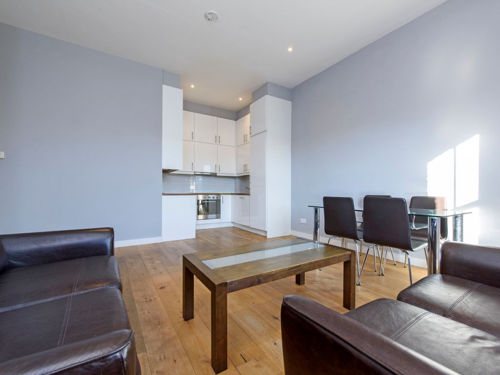 1 bed flat to rent in Clapham Park Road, Clapham SW4, £1,750 pcm