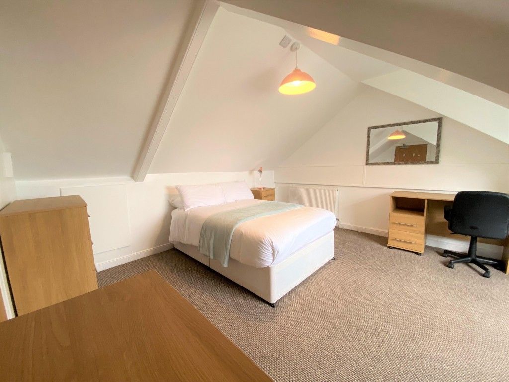 Room to rent in Gore Terrace, Mount Pleasant, Swansea SA1, Swansea,, £380 pcm