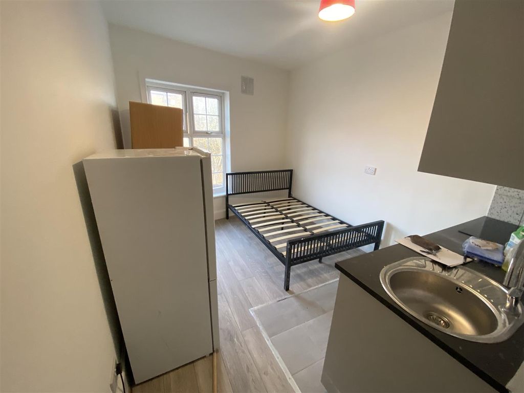 Studio to rent in Palmers Green, Green Lanes N13, £800 pcm