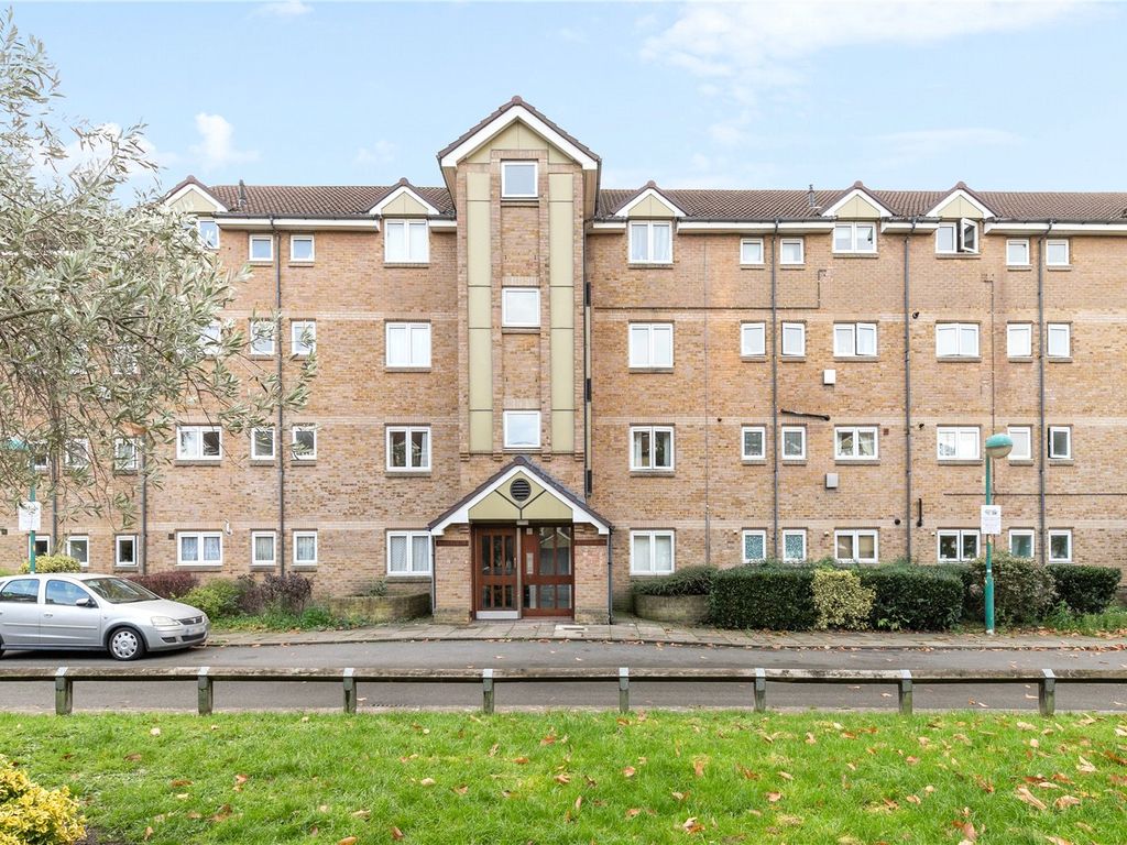 3 bed flat for sale in Essex Court, Station Road, London SW13, £550,000