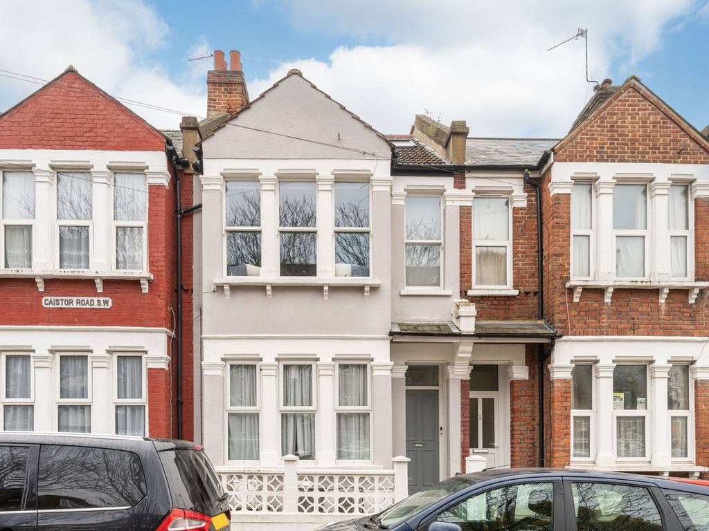 2 bed flat for sale in Caistor Road, Clapham South, London SW12, £550,000