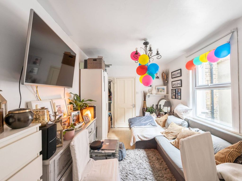 2 bed flat for sale in Caistor Road, Clapham South, London SW12, £550,000