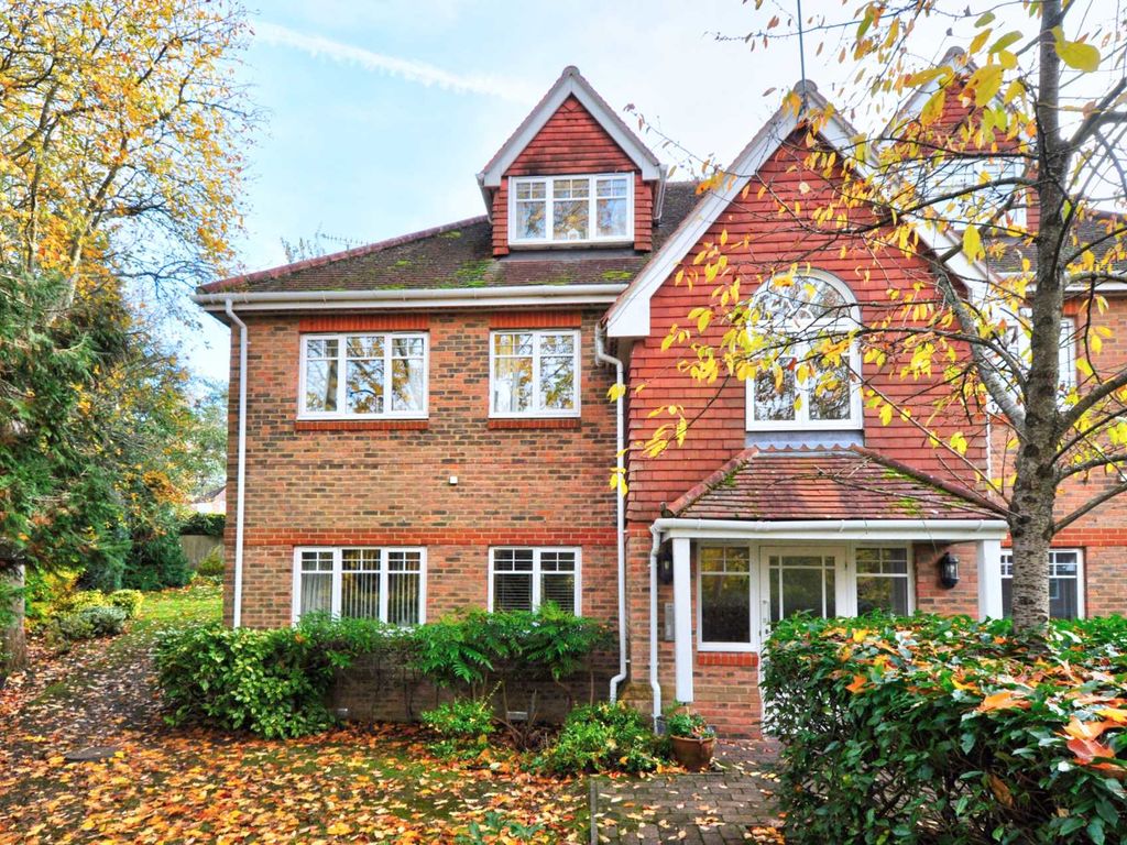 3 bed flat for sale in Hobbs End, Henley-On-Thames RG9, £475,000