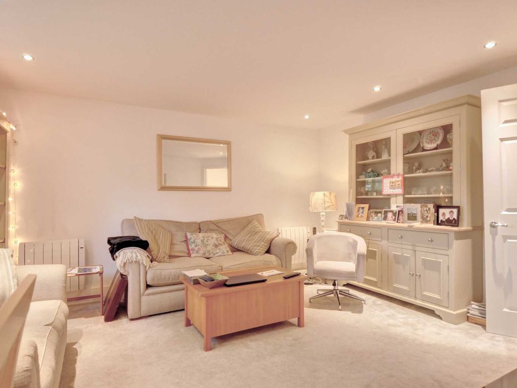 3 bed flat for sale in Hobbs End, Henley-On-Thames RG9, £475,000