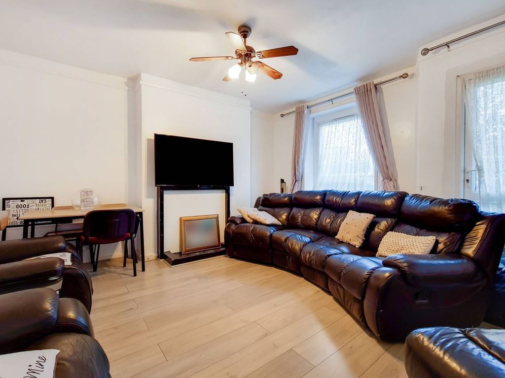 3 bed flat for sale in Tulse Hill SW2, Tulse Hill, London,, £340,000