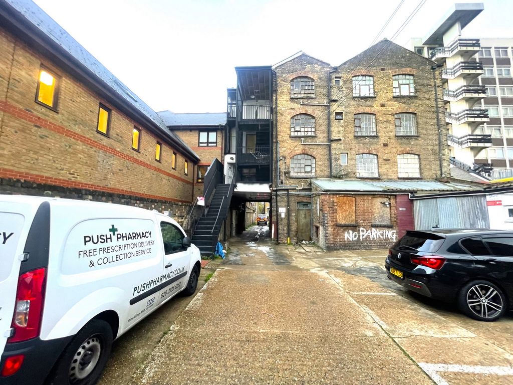 Warehouse to let in Romford Road, Forest Gate E7, £15,000 pa