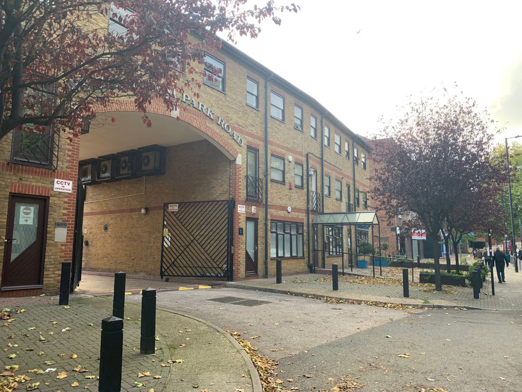 Office to let in Clapham Park Road, Clapham SW4, £16,000 pa