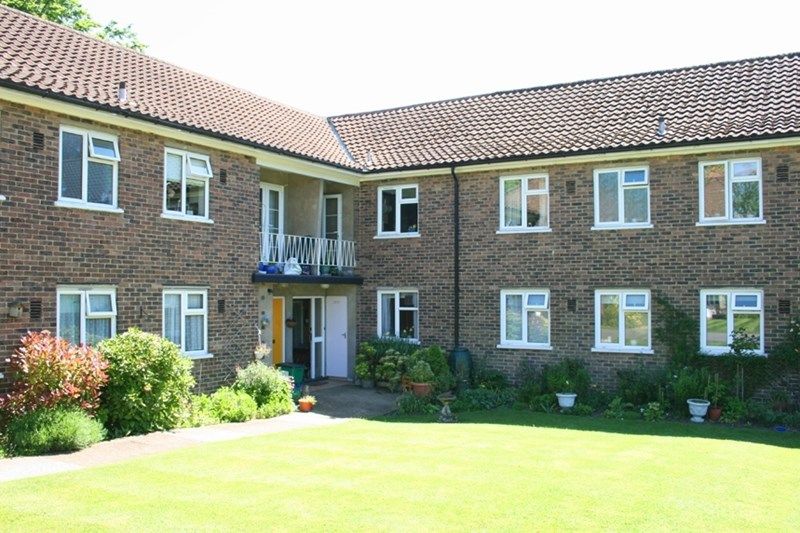 2 bed flat for sale in Addington Road, Selsdon, South Croydon CR2, £350,000