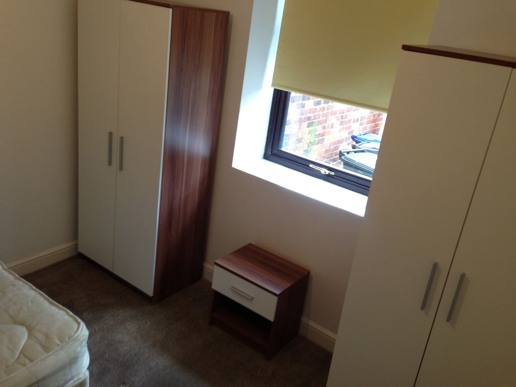 Room to rent in Somerset Road, Hyde Park, Doncaster DN1, £390 pcm