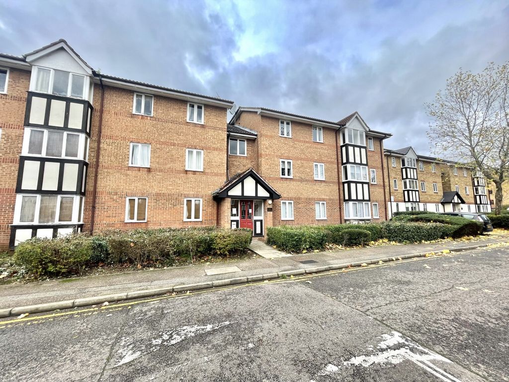 2 bed flat to rent in Woodland Grove, Epping CM16, £1,400 pcm