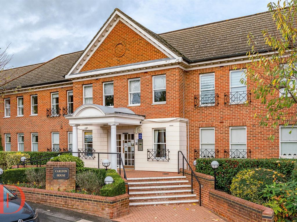 2 bed flat for sale in Algers Road, Loughton IG10, £365,000