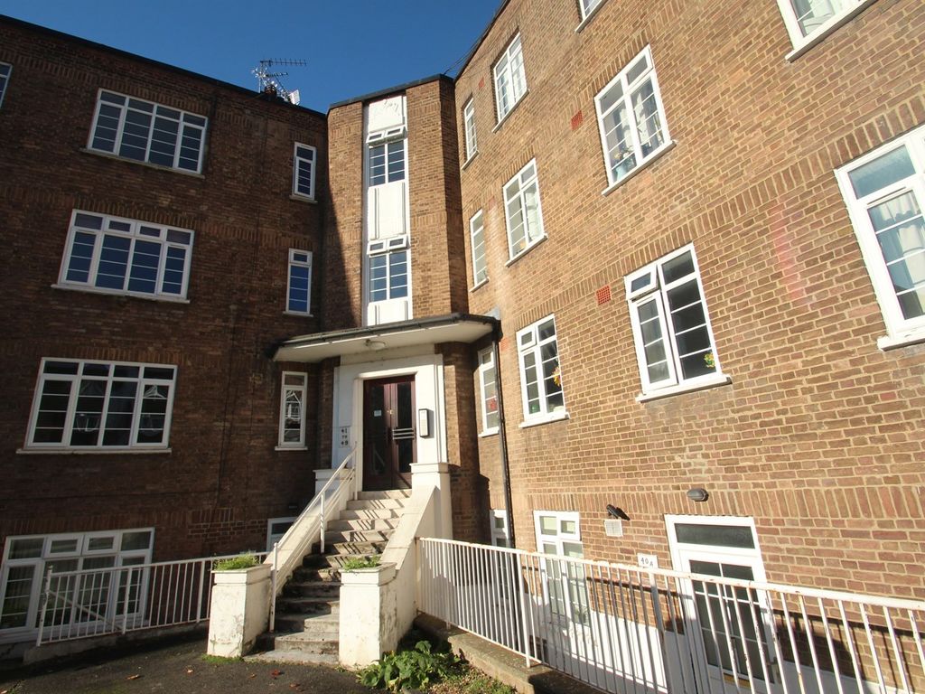 1 bed flat for sale in Elmhurst Court, Croydon CR0, £172,500