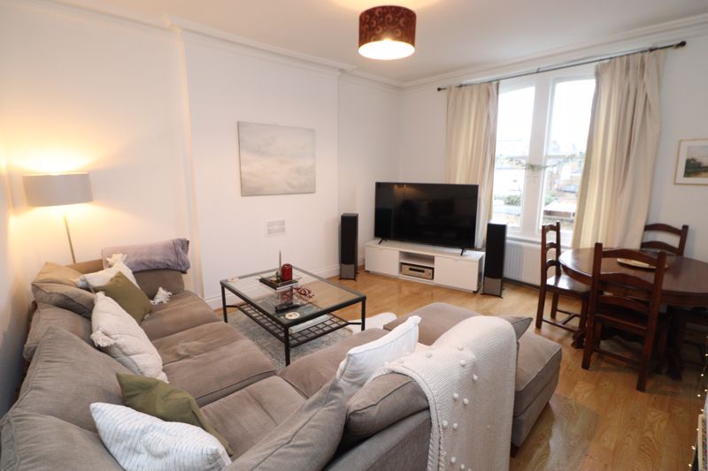 2 bed flat to rent in Madeley Road, Ealing W5, £2,000 pcm
