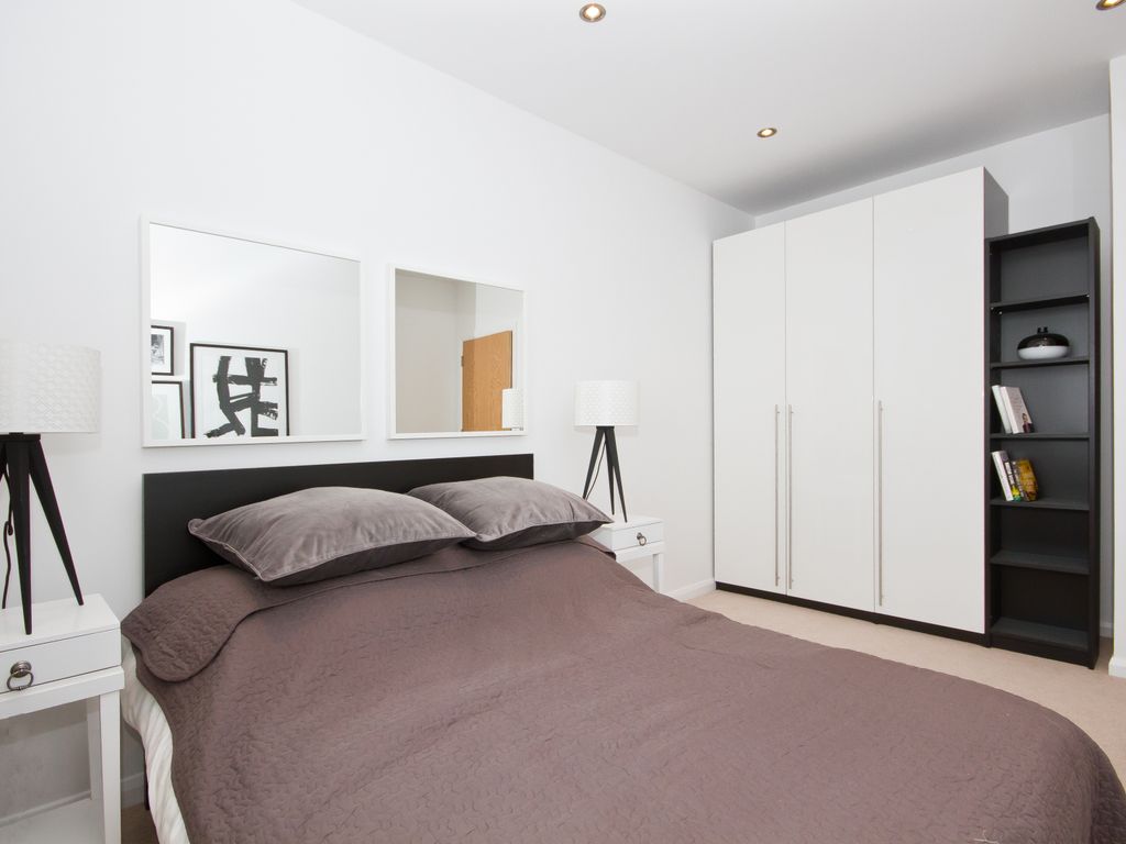 2 bed flat to rent in Warple Way, Acton W3, £2,500 pcm