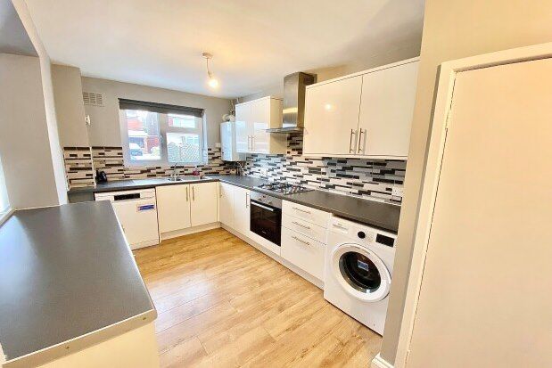 3 bed property to rent in Stevens Way, Chigwell IG7, £2,200 pcm