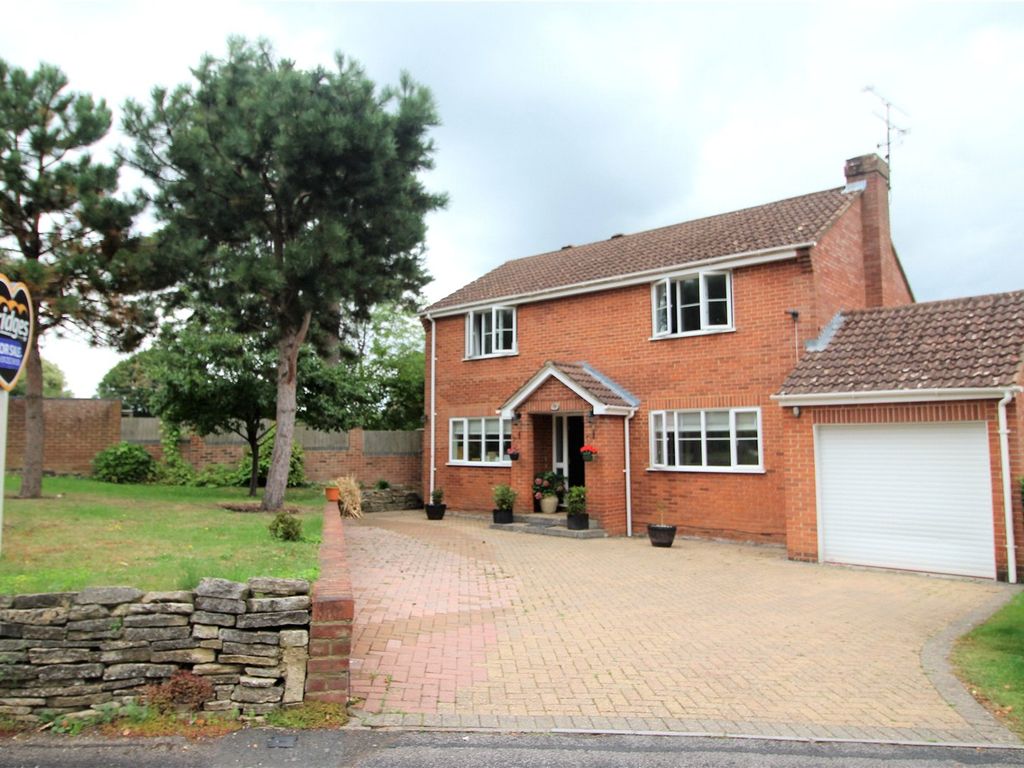4 bed detached house for sale in Hawkwell, Church Crookham, Fleet, Hampshire GU52, £650,000