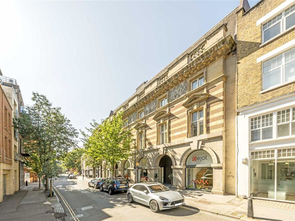 2 bed flat for sale in Britton Street, London EC1M, £675,000