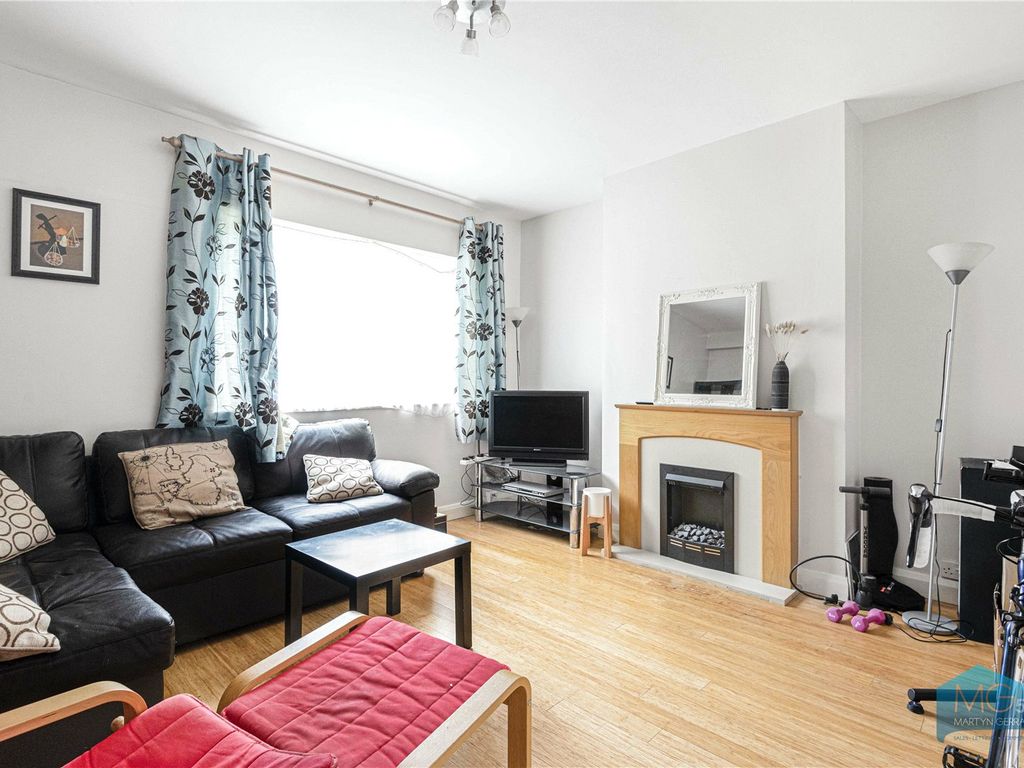 3 bed maisonette to rent in St. Pancras Court, High Road, East Finchley, London N2, £2,500 pcm