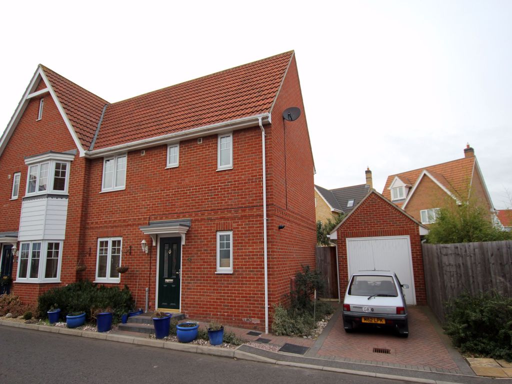 3 bed semi-detached house to rent in Acacia Drive, Dunmow, Essex CM6, £1,500 pcm