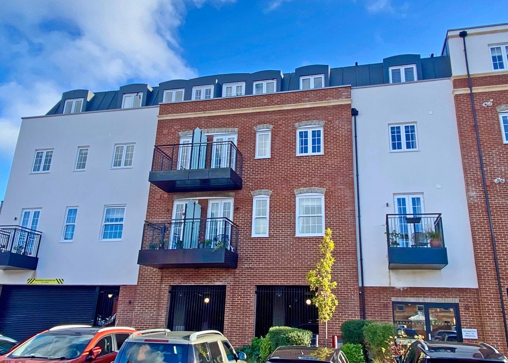 2 bed flat for sale in Goldsmiths Lane, Wallingford OX10, £400,000