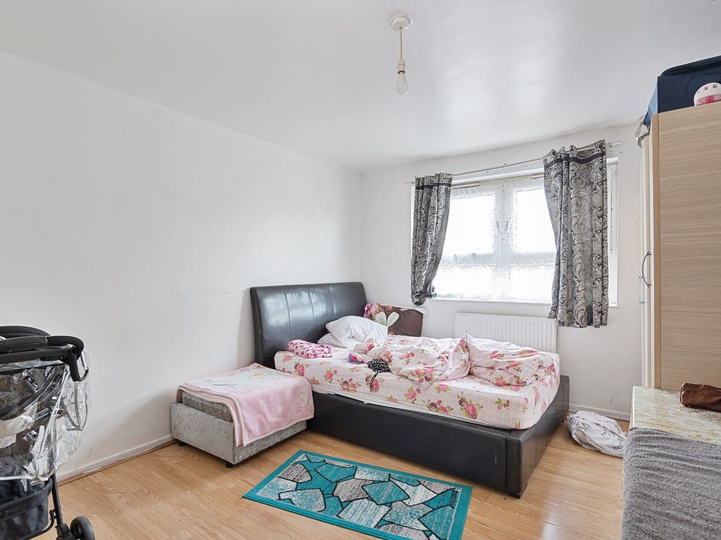 1 bed flat for sale in Station Road, Manor Park, London E12, £250,000