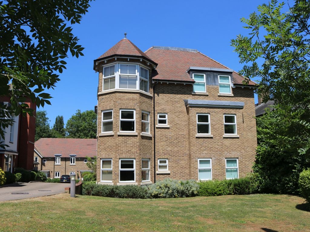 2 bed flat to rent in Egham, Surrey TW20, £1,500 pcm