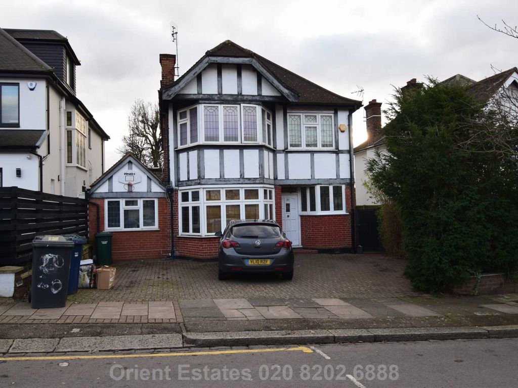 5 bed detached house for sale in Edgeworth Avenue, London NW4, £1,500,000