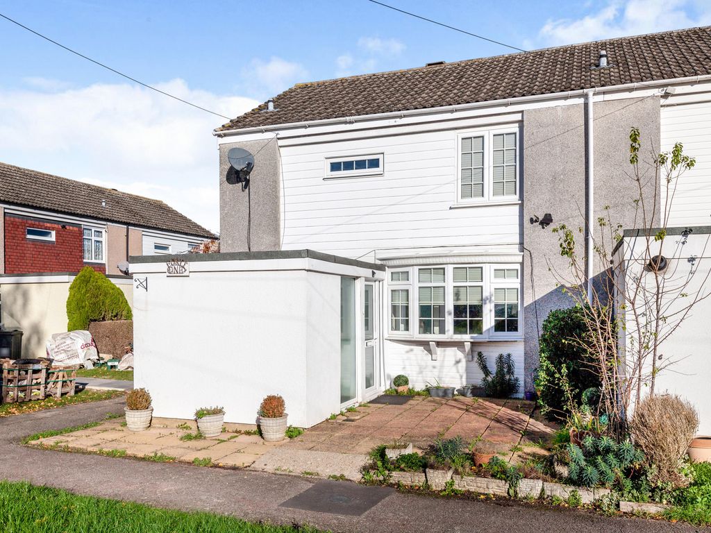 3 bed end terrace house for sale in Wood Close, Windsor SL4, £430,000
