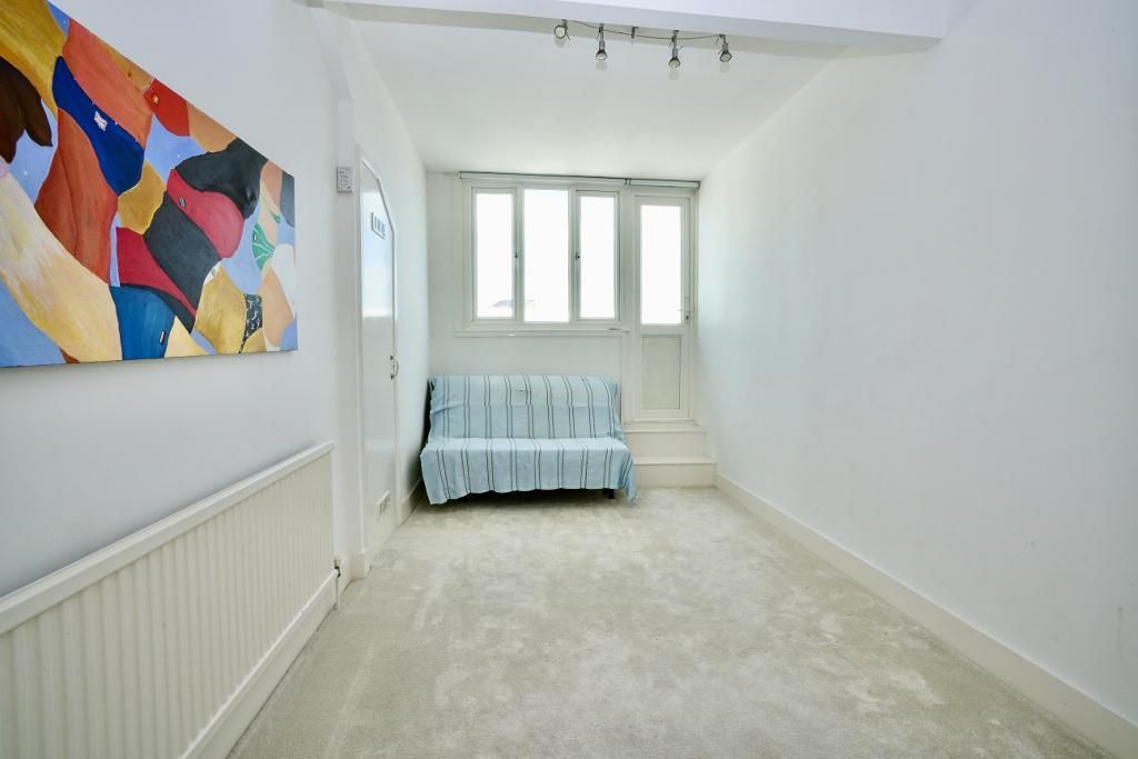 3 bed flat to rent in Medina Terrace, Hove BN3, £2,200 pcm