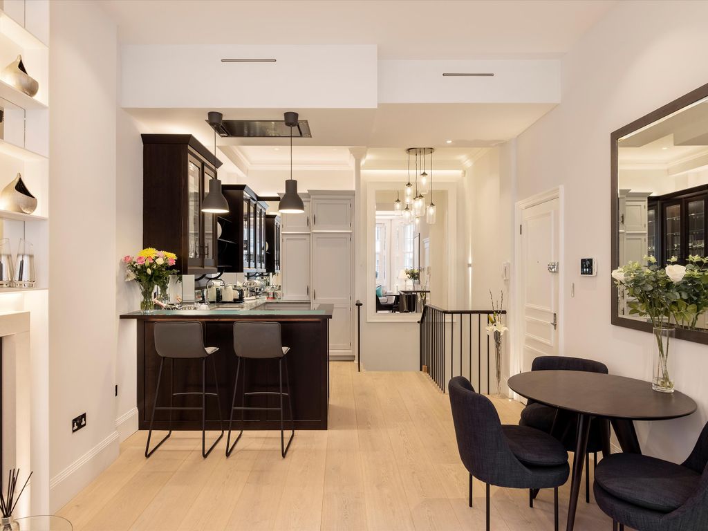 2 bed flat for sale in Rutland Gardens, London SW7, £2,195,000