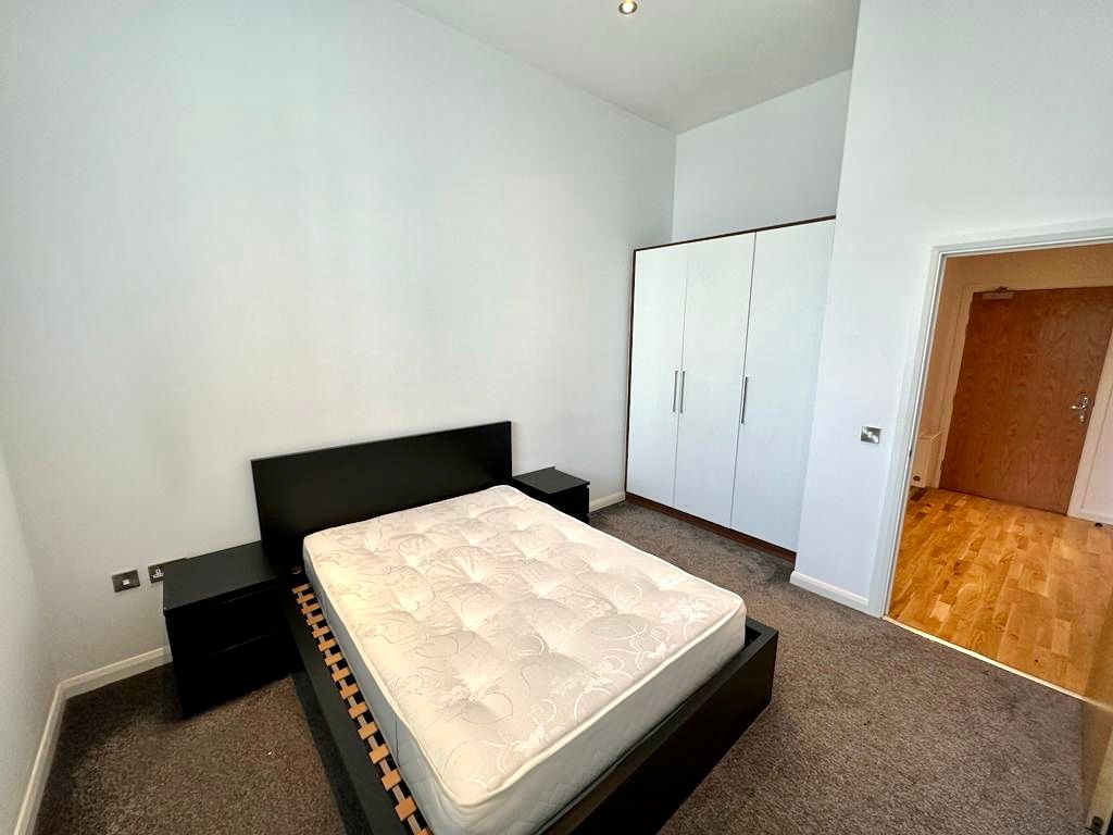 2 bed flat to rent in Warple Way, Acton W3, £2,350 pcm