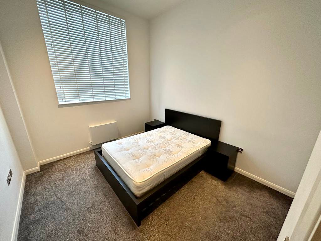 2 bed flat to rent in Warple Way, Acton W3, £2,350 pcm